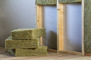 Alçıpan plakalar ile gelecekteki duvarlar için ahşap çerçeve kaya yünü ve fiberglas ile yalıtım personel soğuk bariyer için yalıtılmış. Rahat sıcak ev, ekonomi, inşaat ve tadilat kavramı.