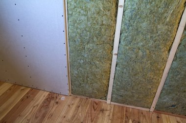 Alçıpan plakalar ile gelecekteki duvarlar için ahşap çerçeve kaya yünü ve fiberglas ile yalıtım personel soğuk bariyer için yalıtılmış. Rahat sıcak ev, ekonomi, inşaat ve tadilat kavramı.