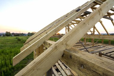 Yeni ahşap ekolojik ev yapım aşamasında doğal malzemelerden. Yakın çekim ayrıntı tavan çatı çerçeve karşı içinde gökyüzünden temizleyin. Bina, çatı kaplama, inşaat ve yenileme kavramı.