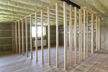 Yapım ve büyük ışık geniş boş oda meşe zemin, duvar ve tavan taş yünü, gelecekteki duvarlar için düşük tavan pencere ve ahşap çerçeve altında radyatörler Isıtma ile yenileme.