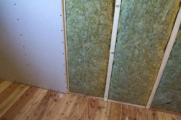 ガラス繊維絶縁将来乾式壁板壁の木造冷たい障壁の絶縁スタッフ 快適な暖かい家庭 改修のコンセプト — ストック写真