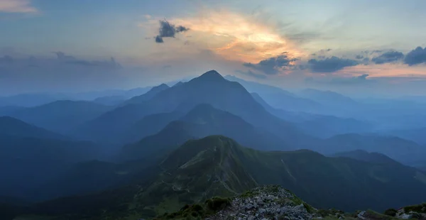 Fantástico Nascer Sol Pôr Sol Sobre Cume Montanha Verde Coberto — Fotografia de Stock