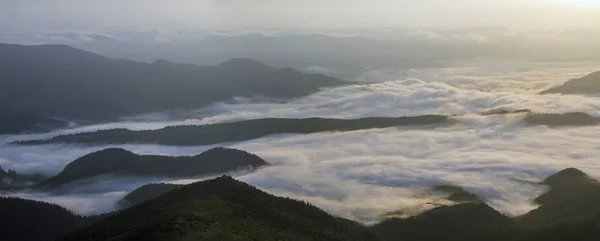 Fantástica Vista Vale Montanha Coberto Com Baixo Branco Inchado Como — Fotografia de Stock