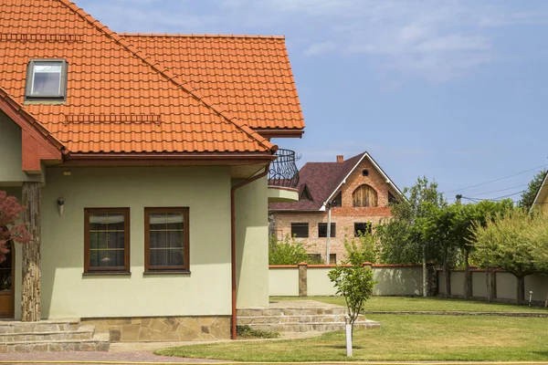 Nova Casa Andar Agradável Com Telhado Telha Varanda Janelas Sótão — Fotografia de Stock