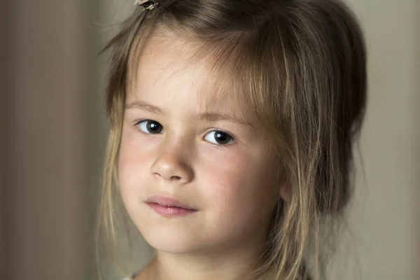 Retrato Pouco Bonito Menina Bonita Criança Com Olhos Grisalhos Cabelos — Fotografia de Stock