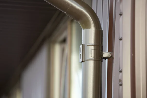 Szczegół Domek Dom Narożny Metalu Deski Siding Dach Systemem Deszcz — Zdjęcie stockowe
