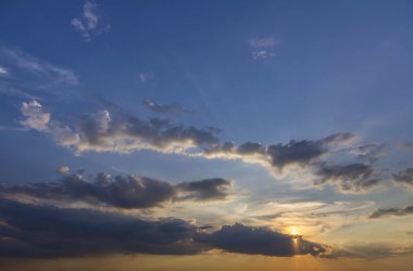 Gündoğumu veya günbatımı gökyüzüne Panoraması. Açık gökyüzü parlak turuncu sarı güneş tarafından koyu mavi bulutlar güzel manzarasına yaktı. Güzellik ve güç doğa, meteoroloji ve iklim kavramı değiştirme.