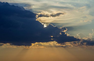 Gündoğumu veya günbatımı gökyüzüne Panoraması. Açık gökyüzü parlak turuncu sarı güneş tarafından koyu mavi bulutlar güzel manzarasına yaktı. Güzellik ve güç doğa, meteoroloji ve iklim kavramı değiştirme.