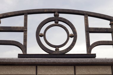 Yakın çekim ayrıntı güzel Vintage metal büyük karanlık soyut dekorasyon taş granit gri kahverengi çitin üstüne dövme. Demirci, koruma, sanat ve fantezi kavram çalışmaları.