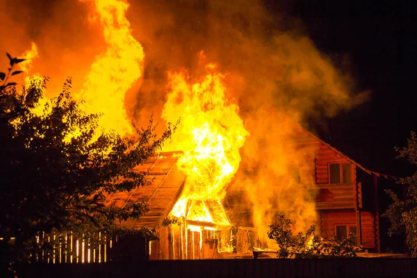 Burning Drewniany Dom Nocy Jasny Pomarańczowy Płomienie Gęsty Dym Spod — Zdjęcie stockowe