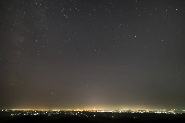 Prachtige Sterrenhemel Donkere Nachtelijke Hemel Moderne Stad Breed Panorama Luchtfoto — Stockfoto