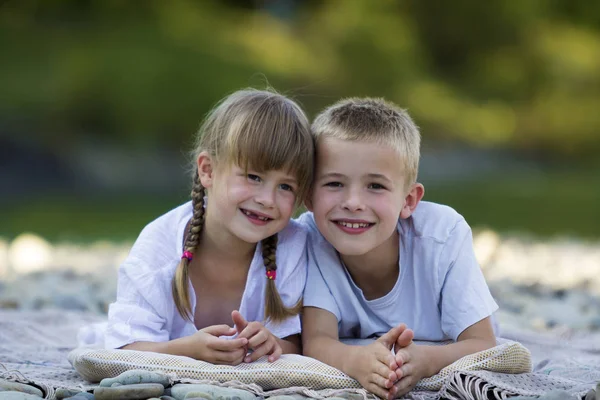 Deux Jeunes Enfants Blonds Joyeux Mignons Garçon Fille Frère Sœur — Photo