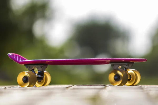 Primo Piano Bambino Plastica Rosa Skateboard Isolato Marciapiede Contro Sfondo — Foto Stock