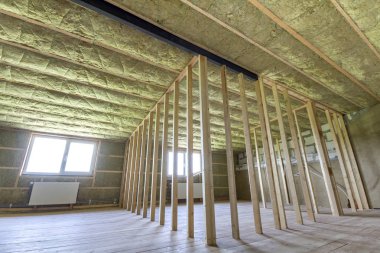 Yapım ve büyük ışık geniş boş oda meşe zemin, duvar ve tavan taş yünü, gelecekteki duvarlar için düşük tavan pencere ve ahşap çerçeve altında radyatörler Isıtma ile yenileme.