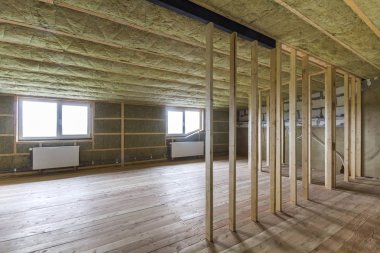 Yapım ve büyük ışık geniş boş oda meşe zemin, duvar ve tavan taş yünü, gelecekteki duvarlar için düşük tavan pencere ve ahşap çerçeve altında radyatörler Isıtma ile yenileme.