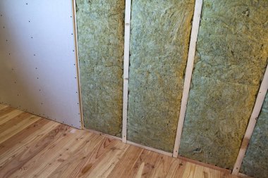 Alçıpan plakalar ile gelecekteki duvarlar için ahşap çerçeve kaya yünü ve fiberglas ile yalıtım personel soğuk bariyer için yalıtılmış. Rahat sıcak ev, ekonomi, inşaat ve tadilat kavramı.