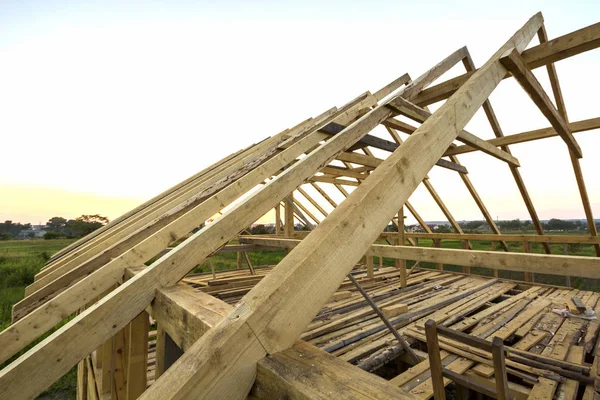 Yeni ahşap ekolojik ev yapım aşamasında doğal malzemelerden. Yakın çekim ayrıntı tavan çatı çerçeve karşı içinde gökyüzünden temizleyin. Bina, çatı kaplama, inşaat ve yenileme kavramı.