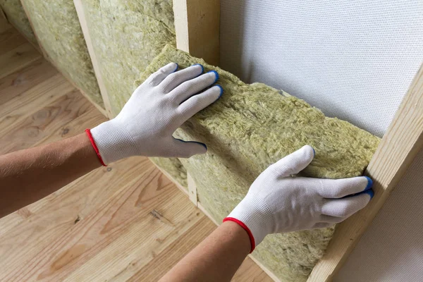 Detail Pracovníka Ruce Bílé Rukavice Izolační Rockwool Izolace Personálu Dřevěném — Stock fotografie