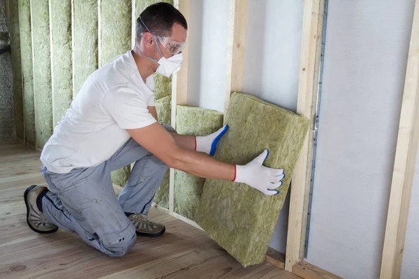 Lavoratore Occhiali Protettivi Respiratore Isolante Lana Roccia Isolante Cornice Legno — Foto Stock