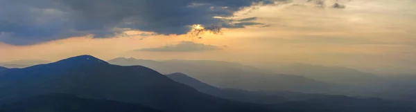 Szeroką Panoramę Fantastyczny Widok Pokryte Rano Mgły Zielone Karpaty Świcie — Zdjęcie stockowe