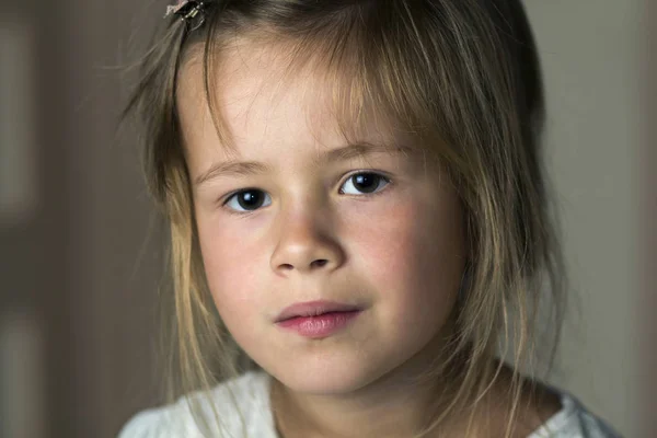 Πορτρέτο Του Μικρό Χαριτωμένο Κορίτσι Αρκετά Νεαρό Παιδί Γκρίζα Μάτια — Φωτογραφία Αρχείου