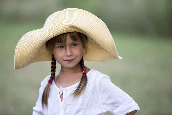 Portrait Jeune Fille Mignonne Souriante Mode Avec Des Tresses Dans — Photo