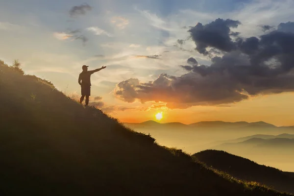 Hombre Cima Montaña Escena Emocional Joven Con Mochila Pie Con — Foto de Stock