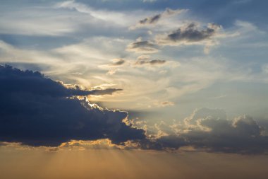 Gündoğumu veya günbatımı gökyüzüne Panoraması. Açık gökyüzü parlak turuncu sarı güneş tarafından koyu mavi bulutlar güzel manzarasına yaktı. Güzellik ve güç doğa, meteoroloji ve iklim kavramı değiştirme.