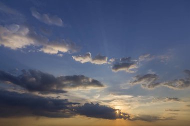 Gündoğumu veya günbatımı gökyüzüne Panoraması. Açık gökyüzü parlak turuncu sarı güneş tarafından koyu mavi bulutlar güzel manzarasına yaktı. Güzellik ve güç doğa, meteoroloji ve iklim kavramı değiştirme.