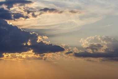 Gündoğumu veya günbatımı gökyüzüne Panoraması. Açık gökyüzü parlak turuncu sarı güneş tarafından koyu mavi bulutlar güzel manzarasına yaktı. Güzellik ve güç doğa, meteoroloji ve iklim kavramı değiştirme.