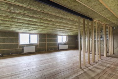 Yapım ve büyük ışık geniş boş oda meşe zemin, duvar ve tavan taş yünü, gelecekteki duvarlar için düşük tavan pencere ve ahşap çerçeve altında radyatörler Isıtma ile yenileme.