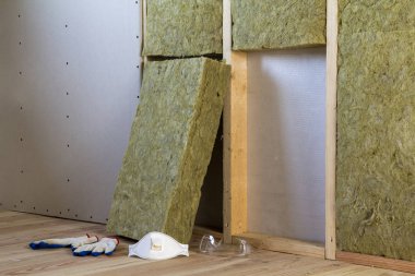 Kaya yünü ve fiberglas yalıtım personel malzemesi soğuk bariyer için. Cam yünü ile çalışması için araçları: koruyucu gözlük, gözlük ve maske. Sıcak ev, ekonomi, inşaat ve tadilat kavramı.
