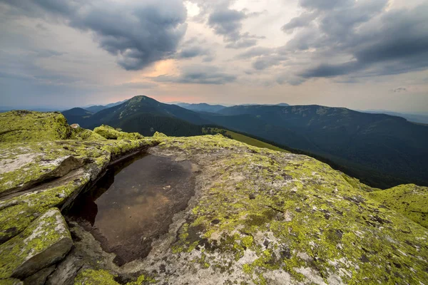 Güzel Huzurlu Yaz Görüntülemek Parlak Mavi Gökyüzü Şafakta Kayalık Dağ — Stok fotoğraf