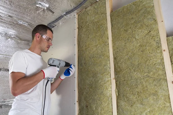 Werknemer Bril Met Schroevendraaier Werken Isolatie Gipsplaten Muur Balken Isolatie — Stockfoto