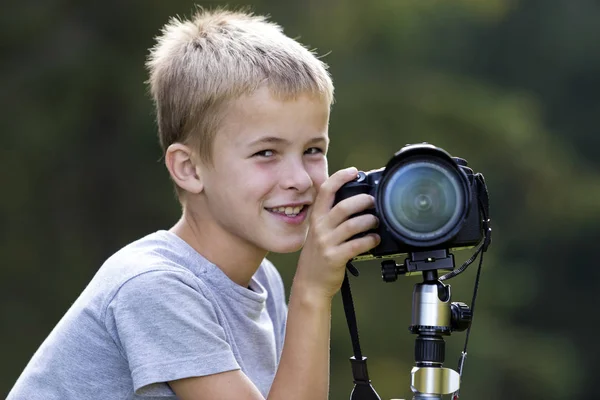 Anak Laki Laki Pirang Yang Lucu Mengambil Gambar Dengan Kamera — Stok Foto