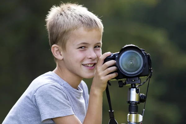 Giovane Ragazzo Bambino Biondo Carino Scattare Foto Con Fotocamera Treppiede — Foto Stock