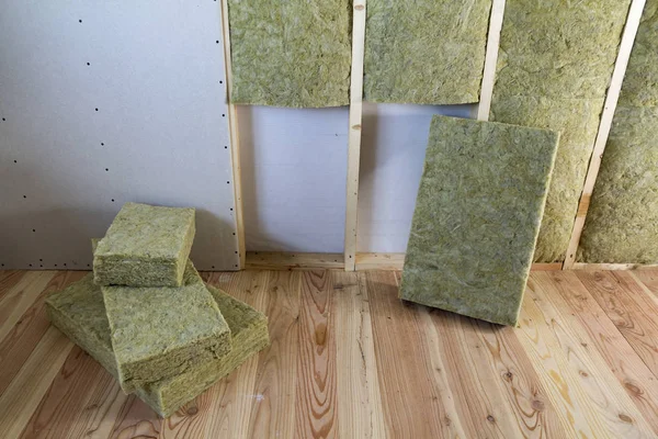 Alçıpan plakalar ile gelecekteki duvarlar için ahşap çerçeve kaya yünü ve fiberglas ile yalıtım personel soğuk bariyer için yalıtılmış. Rahat sıcak ev, ekonomi, inşaat ve tadilat kavramı.