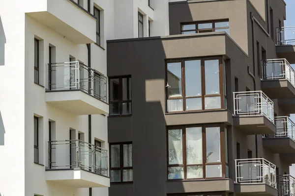 Detalle Cerca Nueva Pared Del Edificio Apartamentos Con Balcones Ventanas — Foto de Stock