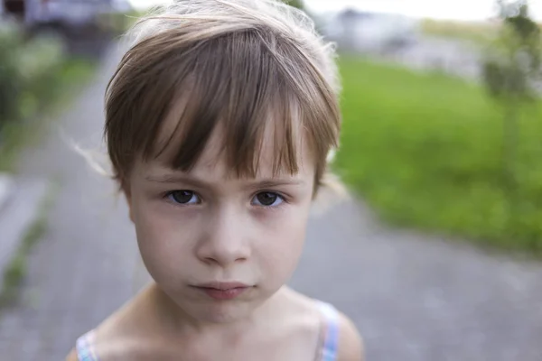 Szczegół Portret Dość Młoda Little Blond Blady Niezadowolony Moody Samotny — Zdjęcie stockowe