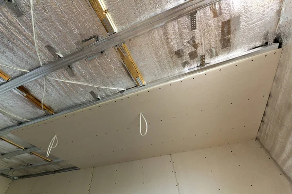 천장에 알루미늄 건설에서 미완성 재구성 — 스톡 사진