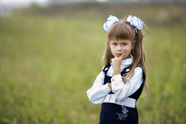 Close Retrato Bonito Adorável Confiante Primeira Menina Graduador Uniforme Escolar — Fotografia de Stock