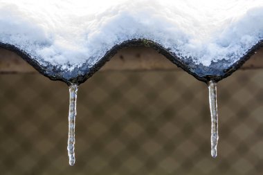 Kış buz sarkıtları çatı yakın çekim asılı
