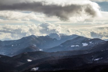 Kış Karpat Dağları ile dramatik bulutlar dağ görünümünde.