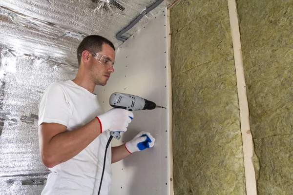 Trabalhador Óculos Com Chave Fenda Trabalhando Isolamento Drywall Vigas Parede — Fotografia de Stock