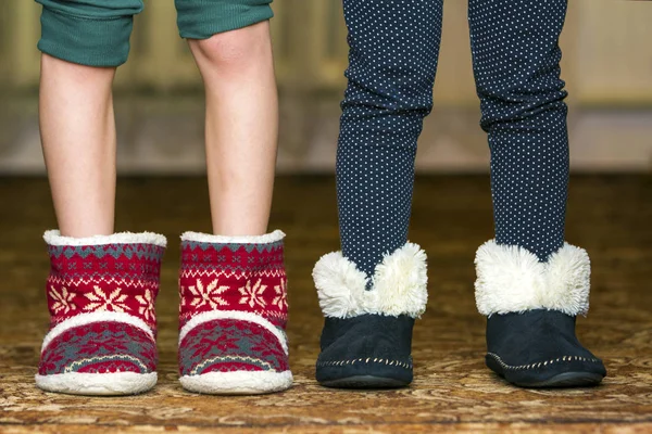 Nagie Dziecko Nogi Stopy Czerwonych Zimowych Świąt Buty Fantazyjnym Ornament — Zdjęcie stockowe