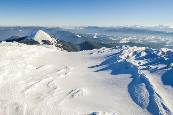 Kar Dağların Kaplı Güneşli Bir Günde Renkli Açık Sahne Mutlu — Stok fotoğraf
