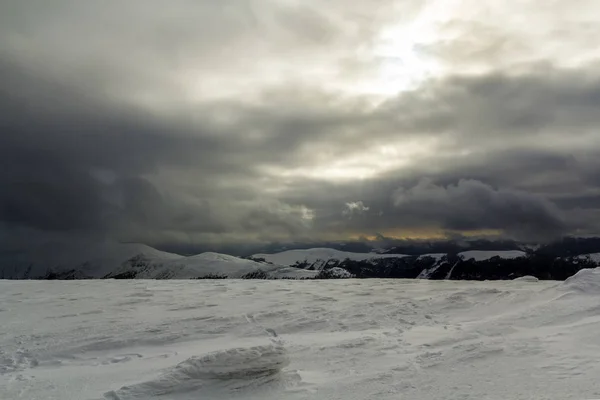 Vue Hivernale Sur Les Montagnes Des Carpates Avec Des Nuages — Photo