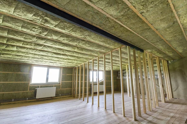 Yapım ve büyük ışık geniş boş oda meşe zemin, duvar ve tavan taş yünü, gelecekteki duvarlar için düşük tavan pencere ve ahşap çerçeve altında radyatörler Isıtma ile yenileme.