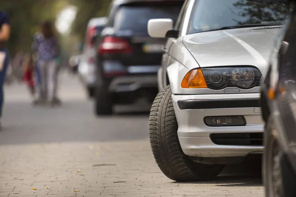 Gros Plan Sur Détail Voiture Argentée Brillante Garée Sur Trottoir — Photo