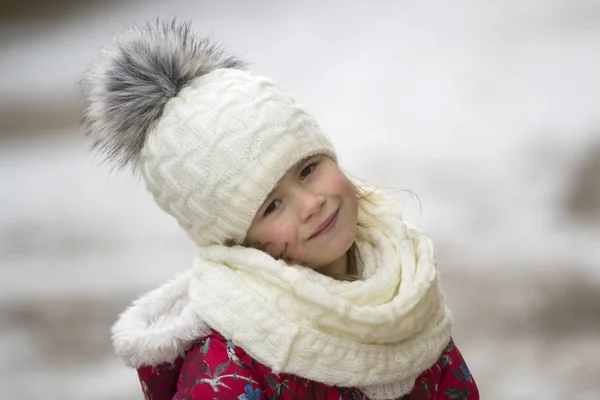 可爱的小年轻滑稽漂亮的笑容金发碧眼的女孩与灰色的眼睛在温暖的冬季服装白色明亮模糊户外复制空间背景 童年之美 — 图库照片